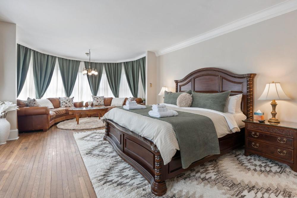 Beautiful Condo - King Bed - Free Waffle Breakfast